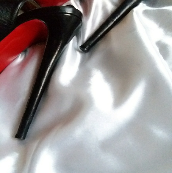 ❤Christian Louboutin Sexy Black Hi Heels - Picture 6 of 7